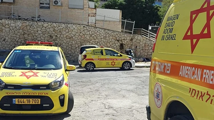 ניידות מד"א מחוץ לבית בו נחנקה הפעוטה בירושלים