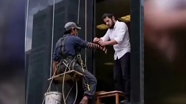מנקה חלונות הניח תפילין בגובה רב - ושבר את הרשת