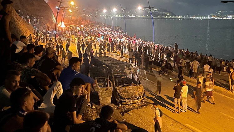 רבבות חצו את הגבול: ספרד שלחה צבא, איטליה איימה בהשעיית ההסכם