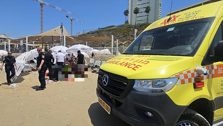 צוותי מד"א במאמצי החייאה בגבר בן ה-40 שטבע בחוף בהרצליה