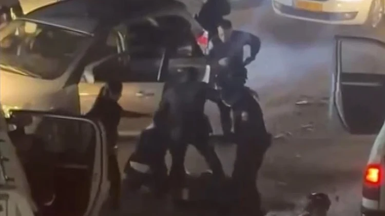 בגלל טעות בזיהוי הרכב: תושב הנגב הוכה בידי שוטרים ונעצר