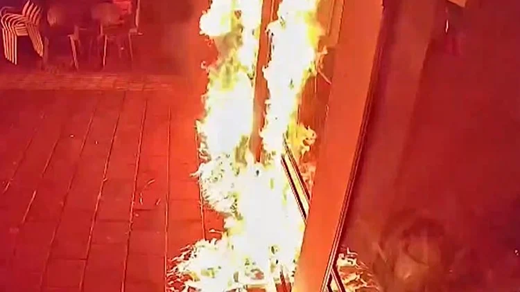 תיעוד: הכנופייה שהציתה בית קפה ברמת גן 3 פעמים - כי פתח בשבת