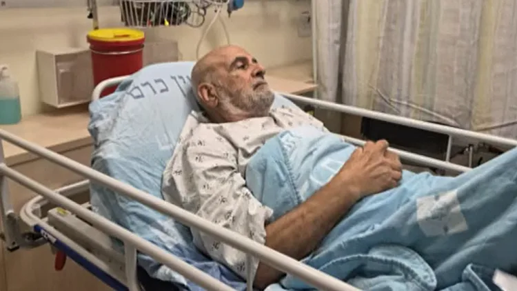 ניסה להוריד שלט שקורא לשחרור יגאל עמיר - והותקף באלימות קשה