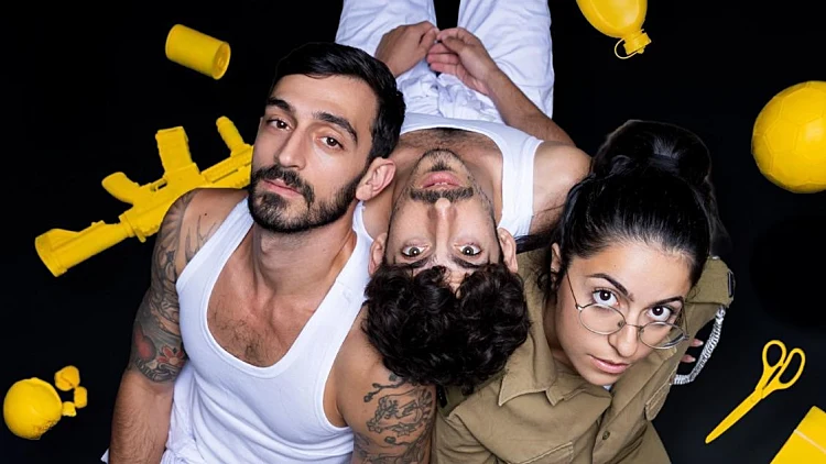 ההצגה הזאת לא מפחדת לצחוק על כל מה שכואב במציאות הישראלית