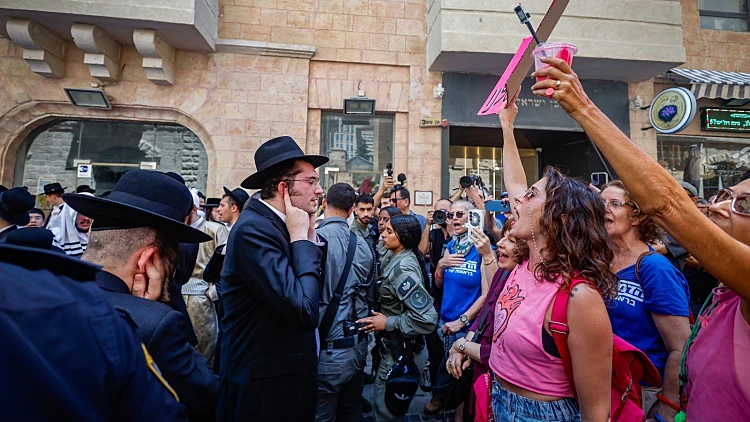 מפגינים חרדים מול פעילי מפלגת הדמוקרטים בקפה בסמטה בירושלים הפתוח בשבת