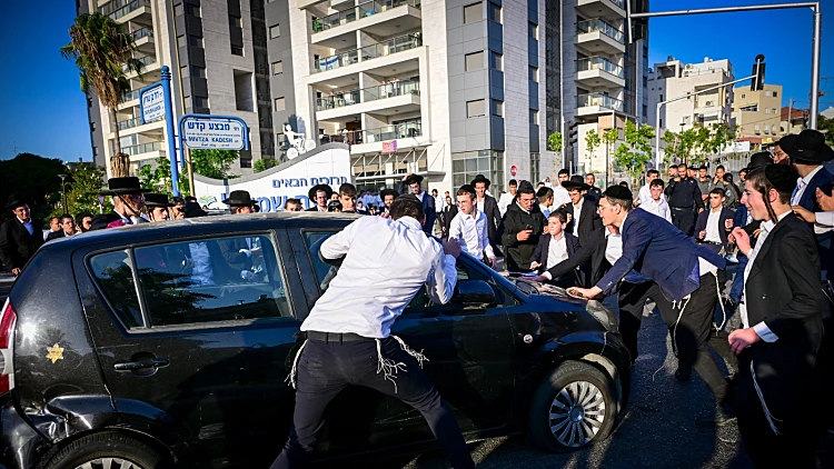 "להימנע מלהגיע": כביש 4 נחסם ליד בני ברק בגלל הפגנת חרדים