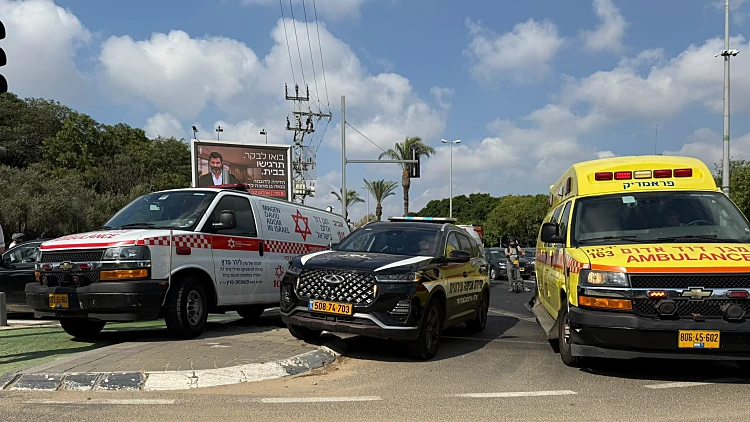 אמבולנסים וניידת משטרה בצפון תל אביב