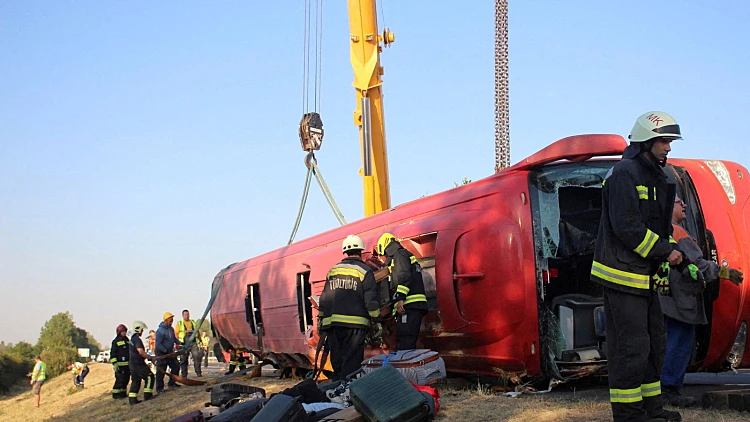 אסון בהונגריה: 12 הרוגים וכ-10 פצועים בהתהפכות אוטובוס תיירים