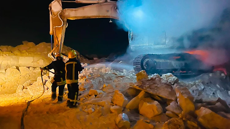 תיעוד: מתנחלים הציתו כלי רכב וריססו כתובות באזור דרום הר חברון