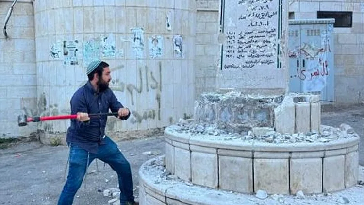 ח"כ סוכות ניתץ אנדרטה בכפר פלסטיני: "ניצל את אבטחת הכוחות"