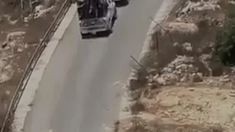 מתנחלים בטנדרים לבנים בקוסרה