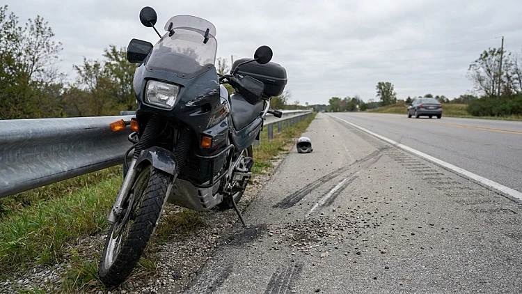 תאונת אופנוע: מהן הזכויות של נפגעים וכיצד מתנהל הליך תביעה? | רשת 13