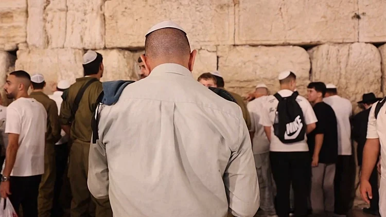 "מפה העם היהודי נבנה": רגע לפני החג - המונים ביקרו בכותל