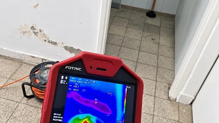 איתור נזילות אחרי 8 בעלי מקצוע: כך מאבחנים רטיבות שלא נפתרה | רשת 13