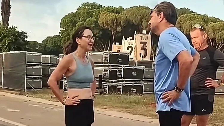 שלי, אימה של ליבי כהן מגורי שנרצחה בנובה, בעימות עם אהרון חליוה