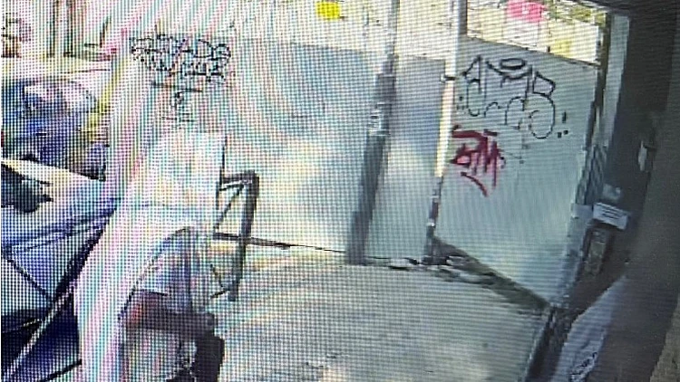 חשוד שתועד במצלמות האבטחה באחד מאירועי השחתת בית הכנסת הרפורמי