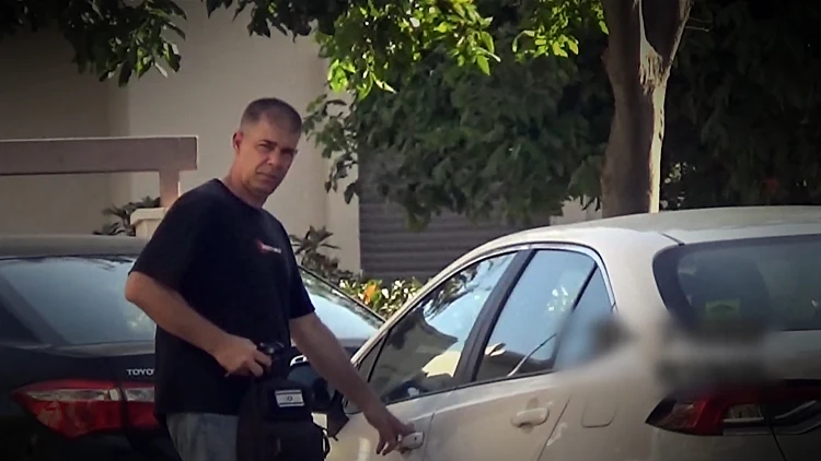 איך הפך הקב"ט לאיש מפתח בסביבת נתניהו - ולמה הוא נלחם כדי להשאירו בתפקיד?