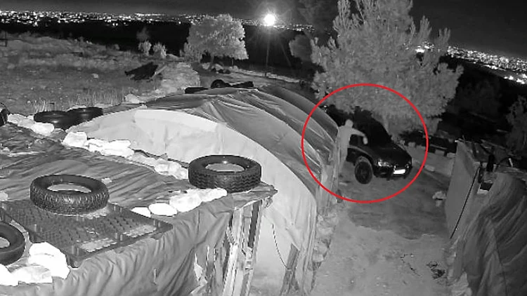 בשעת לילה, לעיני המצלמות: מתנחלים הציתו רכב בדרום הר חברון