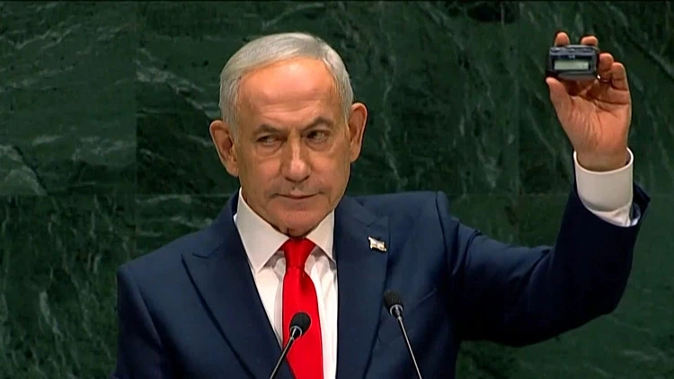 ראש הממשלה בנימין נתניהו מחזיר ביפר בזמן נאומו בעצרת האו"ם בניו יורק