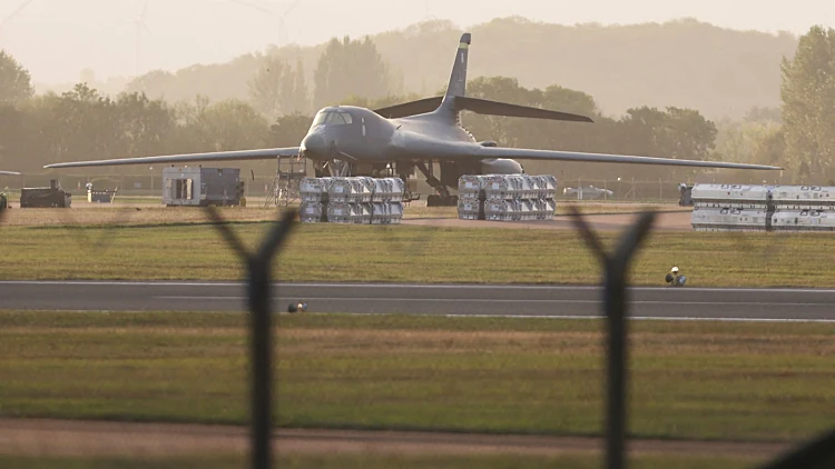 מפציץ B-1B Lancer בבסיס חיל האוויר המלכותי פיירפורד בבריטניה