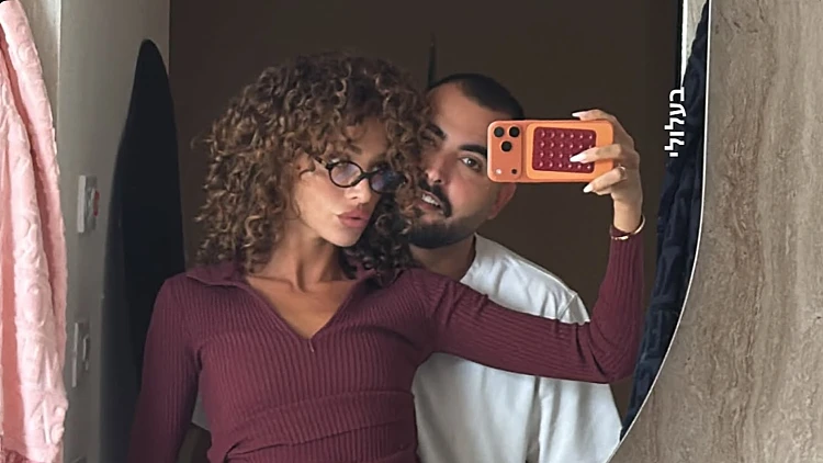 בסוכה שלהם: עדן פינס ואושר כהן השקיעו באושפיזין לחג