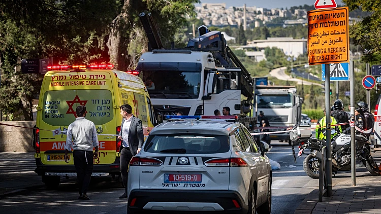 פגע וברח: הולכת רגל כבת 70 נהרגה מפגיעת משאית בי-ם, הנהג נעצר