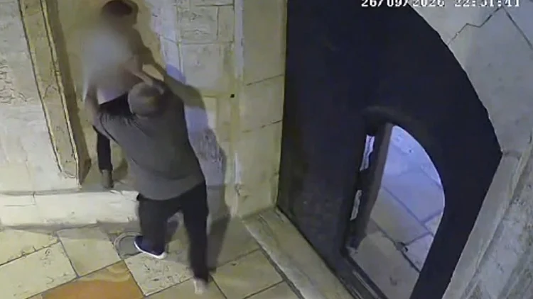 תיעוד: צעיר הטיל את מימיו על מבנה הכנסייה הארמנית בי-ם