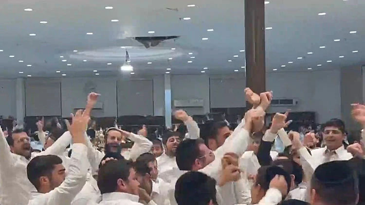 לצלילי המנון נטורי קרתא: ריקודים בישיבה שמזוהה עם ש"ס | תיעוד