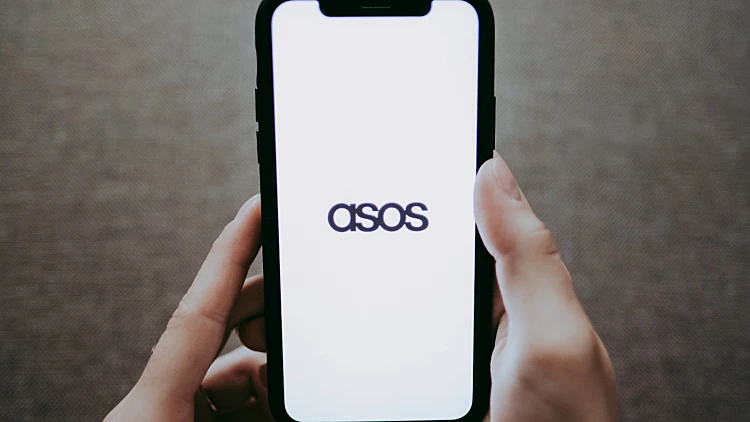 לקוחות ASOS קיבלו הודעה לטלפונים: "האתר נפרץ"
