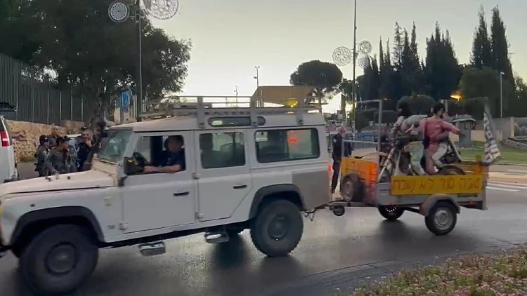 "האמת מוחזקת כבת ערובה": מחאות ומיצגים בשורת מוקדים בארץ