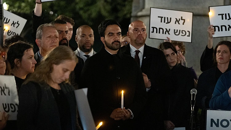 לאחר שהשתתף בטקס זיכרון ל-7.10: פרו-פלסטינים הפגינו נגד ממדאני