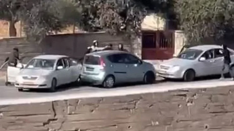מתנחלים תקפו באלות אב ובנו ברכבם סמוך לרמאללה, בן 15 נעצר