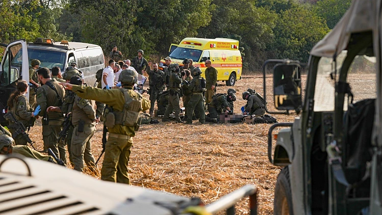 צוותי רפואה מטפלים בפצועים ברכס רמים