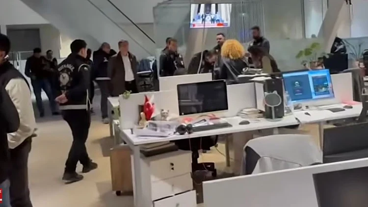 דרמה בטורקיה: המשטרה השתלטה על ערוץ אופוזיציה - שידוריו הופסקו