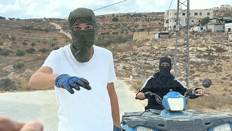 תיעוד: מתנחלים משחיתים מכוניות וגונבים צאן - בנוכחות צה"ל