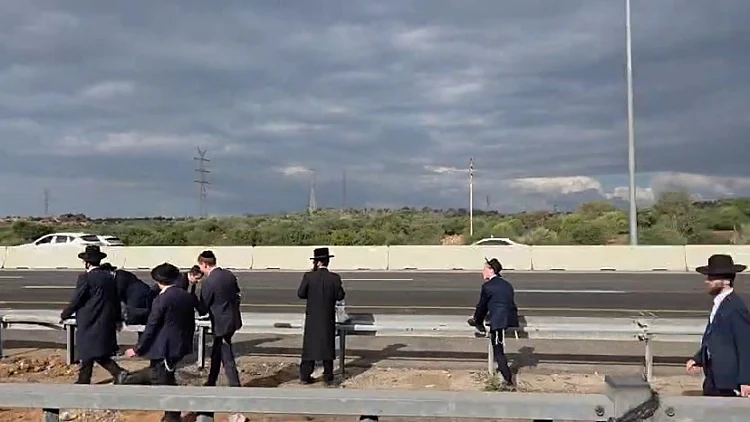 במחאה על המעצרים: מפגינים חרדים חסמו את כביש 4 במחלף גן יבנה