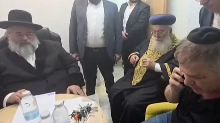 דיל מושחת מול המצלמות: נתניהו עם הרב החשוד בעבירות מין