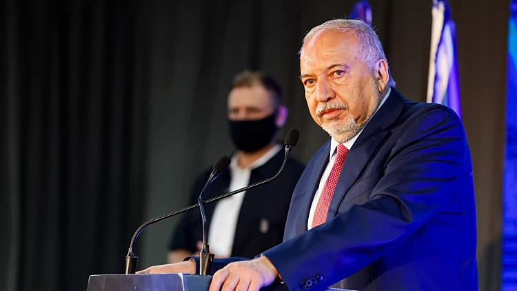 ליברמן: "נעמוד בהבטחות, לא נשב עם ביבי או טיבי"