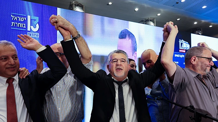 בשב"כ בודקים פגישות של בכירים ברשימה המשותפת עם גורמים מקטר