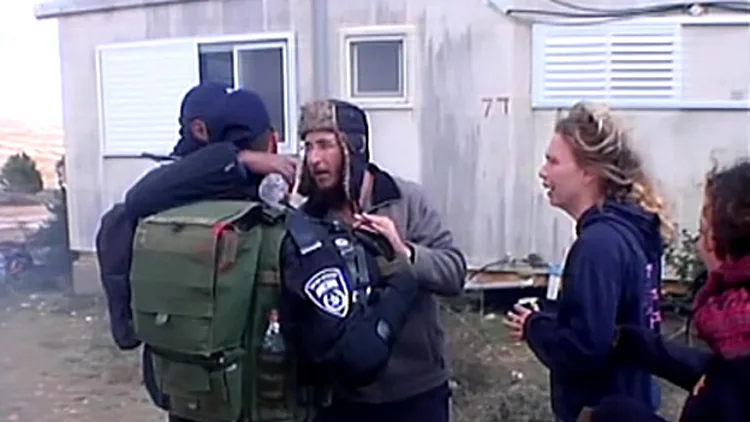 צפו: שוטר לא הסכים לפנות, פעילים עודדו "כל הכבוד" | חדשות 13