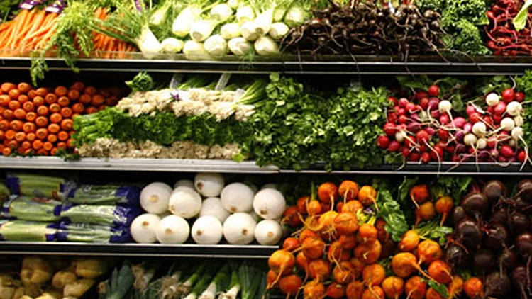 לקראת הפסח: הוזלה במחירי הדגים, הבשר והירקות הטריים | חדשות 13