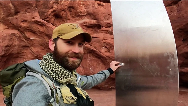 עמוד מתכת התגלה במדבר ונעלם לאחר ימים - האם מדובר בחייזרים?