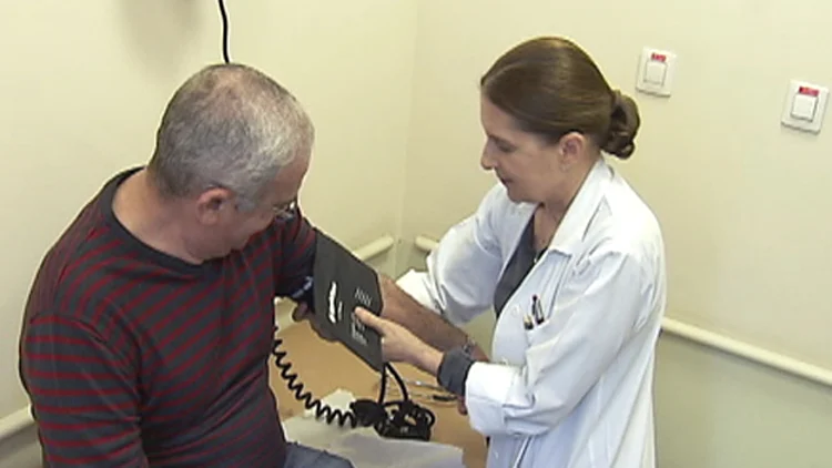 "רפואה עם לב": מי התייחס הכי יפה לחולי הסרטן? | חדשות 13