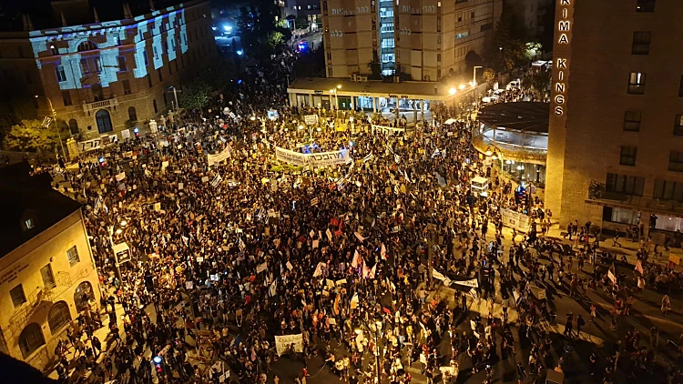 לקראת ההצבעה על הגבלת ההפגנות: לחץ על גנץ לסגת מתמיכה בחוק