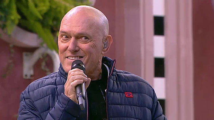 שלומי שבת הפתיע את הדיירים בביצוע יפהפה ל"בראשית עולם"