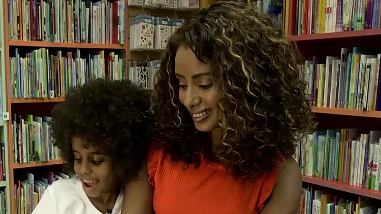 הדוגמנית האתיופית שנלחמת בגזעות בעזרת ספר ילדים