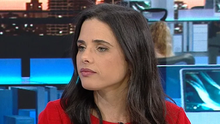 שקד על עדותה של מרים אדלסון: "יכולה להבין על מה היא מדברת"