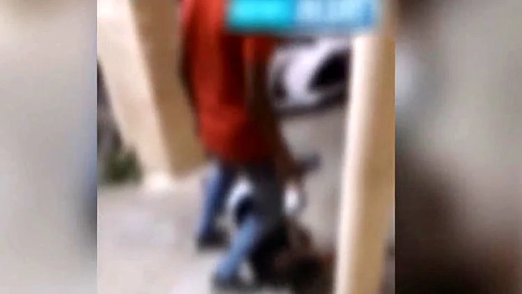 "סובל מחבלות קשות, פיזיות ונפשיות": ילד הותקף באכזריות מתחת לביתו