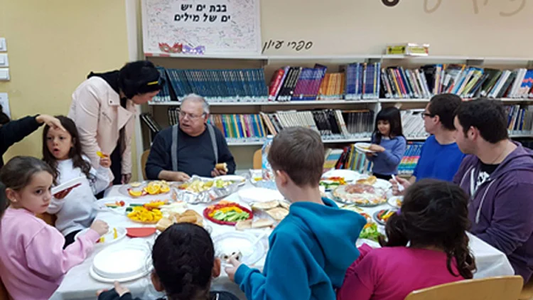 צפו: כך הודו ילדי כיתה א' לאיש שדואג לאוכל בבתי הספר | חדשות 13