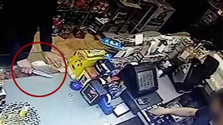 תיעוד: שודד עם סכין גונב אלפי שקלים | חדשות 13